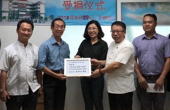 恒生投資顧問服務集團公司昨(22)日舉行向第十一郡崇華華文中心贊助助學金儀式。