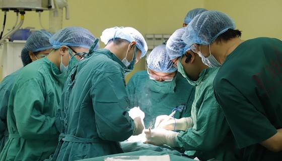 手術團隊為乳癌患者N.T.T進行乳房切除及腋窩淋巴結清掃手術。（圖源：蔡河）
