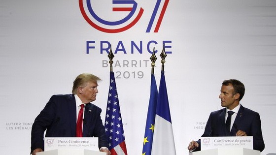 8月26日，在法國南部城市比亞里茨，美國總統特朗普（左）和法國總統馬克龍在七國集團峰會期間出席聯合記者會。（圖源：AP）