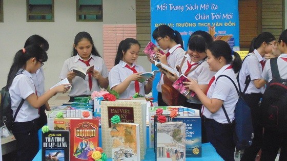 越南出版協會副主任黎黃：讓學生養成在學校的讀書習慣有助良好落實新普通教育計劃。（示意圖源：秋心）