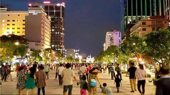 阮惠街本月 30 日晚禁車。圖為阮惠步行街夜景一瞥。（示意圖源：互聯網）