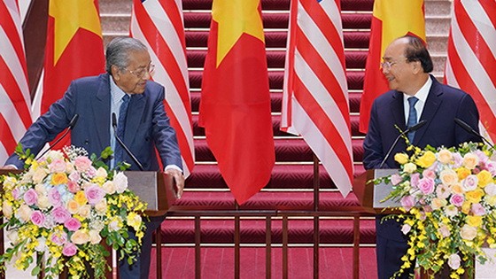政府總理阮春福（右）與馬來西亞總理馬哈蒂爾‧穆罕默德在聯合新聞發佈會上。（圖源：光孝）