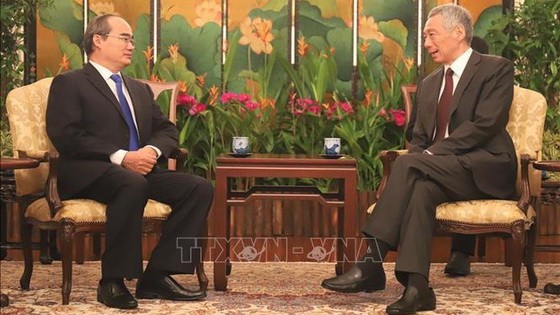 市委書記阮善仁（左）會見新加坡總理李顯龍。（圖源：越通社）
