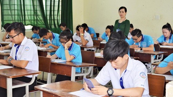 考生參加由安江大學考點主持的 國家高考。