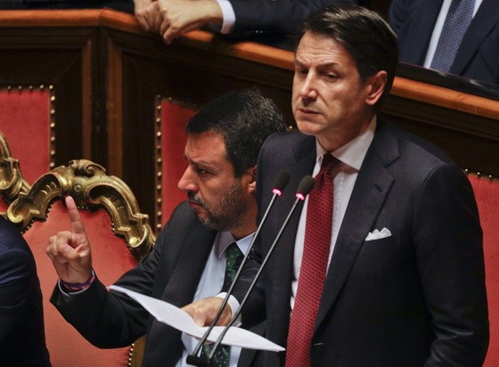 意大利極右翼聯盟黨領袖薩爾維尼宣佈聯合政府破裂後，總理孔特20日宣佈辭職。（圖源：AP）