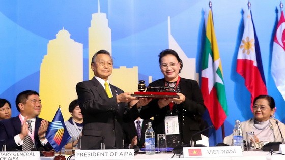 國會主席阮氏金銀從泰國接收AIPA 41主席榮譽錘。（圖源：越通社）