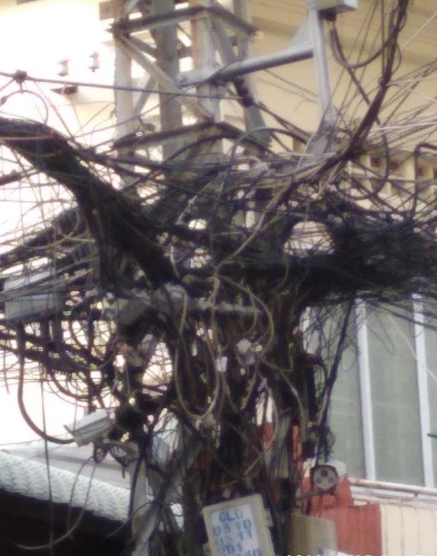 電力部門須加派人手檢查輸電線路，尤其是在各居民區裡目前仍有不少像“蜘蛛網”的電線。