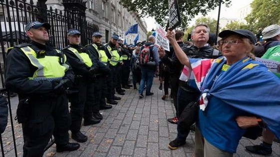 8月28日，在英國倫敦，人們在唐寧街10號首相府外抗議。（圖源：新華社）