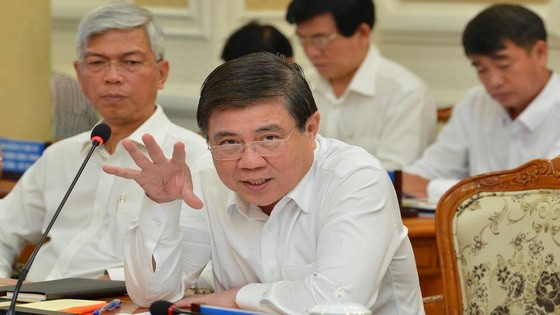 市人委會主席阮成鋒（前右）在會議上發言。（圖源：越勇）