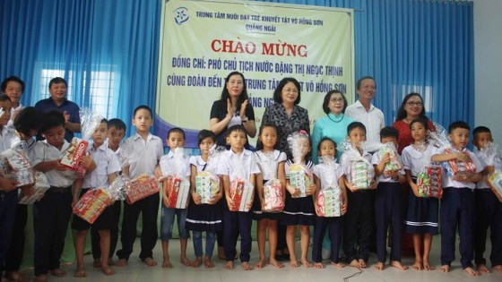 國家副主席鄧氏玉盛武向鴻山殘疾兒童撫養中心的小朋友們贈送禮物。（圖源：阮莊）