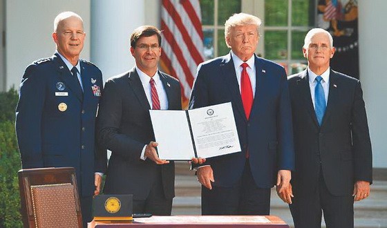 美國防部長埃斯珀展示簽署後的太空司令部成立文件。（圖源：互聯網）