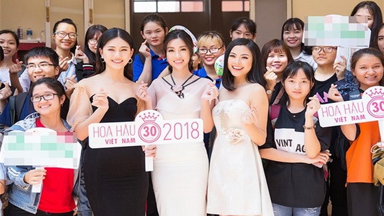 2018年越南小姐選美賽宣傳活動中，杜美玲、清秀、陶氏河等佳 麗與大學生們交流。