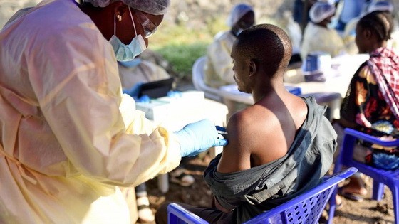 世衛人員為剛果（金）東部大城戈馬市民注射埃博拉疫苗。（圖源：路透社）