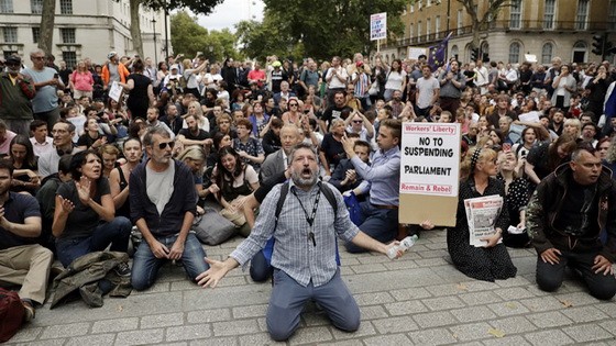 反對無協議脫歐的英國民眾上街示威抗議。（圖源：AP）