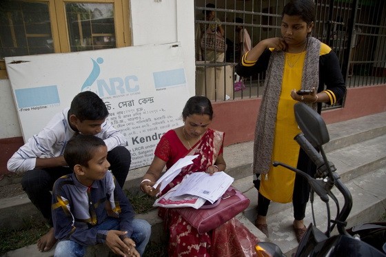 印度阿薩姆邦民眾在國民名單辦公室外查閱文件。（圖源：AP）