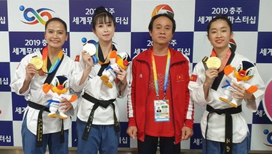 阮清輝主教練與3名奪得拳套金牌的運動員。（圖源：互聯網）