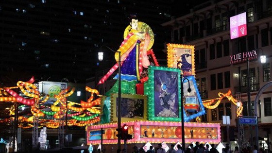 新加坡牛車水慶中秋活動8月31日晚間亮燈，高達11公尺高的嫦娥主燈飾穿梭古今，尤為搶眼。（圖源：互聯網）
