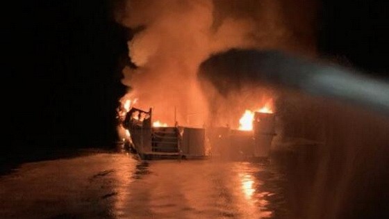 美國加利福尼亞州南部聖克魯斯島附近海域一艘遊船當地時間2日凌晨發生火災，現已確認25人死亡，仍有9人失蹤。（圖源：AP）