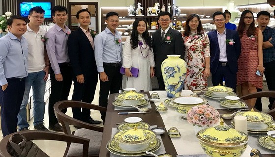 李輝創副總經理(右五)與工作人員在緬甸明隆旗艦店合影。