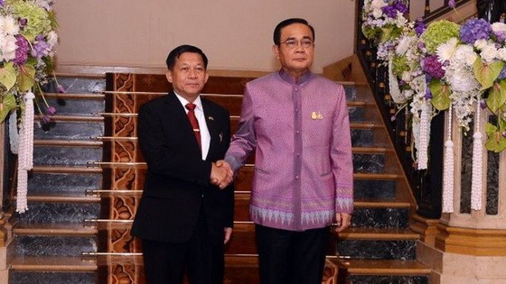 泰國總理兼國防部長巴育（右）3日在曼谷會見緬甸國防軍總司令敏昂萊。（圖源：互聯網）
