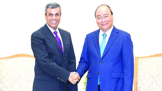 政府總理阮春福（右）接見科威特國家石油兼電力與水資源部長法迪勒。（圖源：光孝）