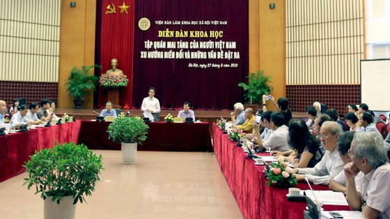 “越南人埋葬習俗──改變趨勢與存在問題”的科學論壇現場一瞥。