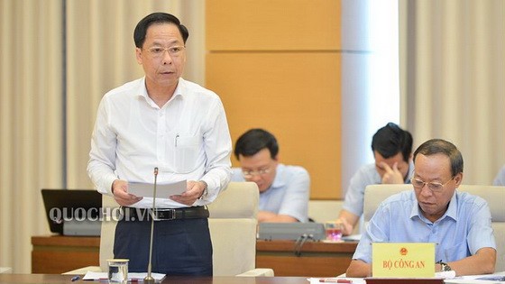 政府副總監察長陳玉廉（前左）在會議上闡述政府報告。（圖源：Quochoi.vn）