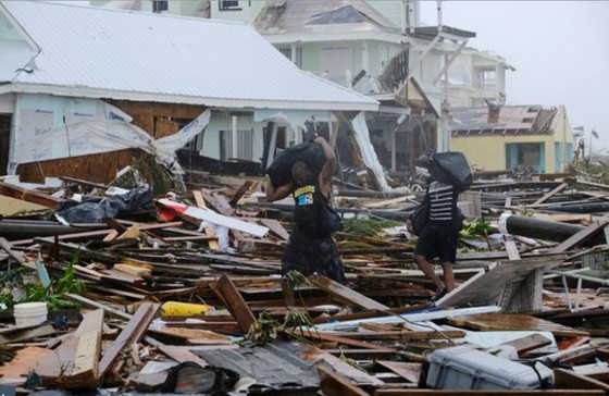 當地時間9月4日，巴哈馬群島遭颶風“多里安”襲擊後，災區滿目瘡痍，成千上萬的民宅倒塌，斷壁殘垣、一片狼藉。（圖源：路透社）