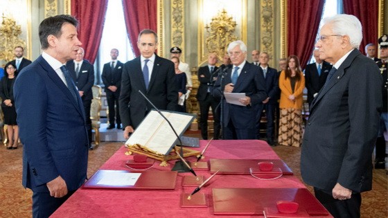9月5日，在意大利羅馬，總統馬塔雷拉（右一）和總理孔特（左一）出席新一屆政府宣誓就職儀式。（圖源：新華社）