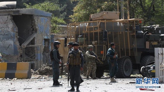 9月5日，在阿富汗首都喀布爾，阿安全部隊士兵和北約聯軍士兵查看襲擊現場。（圖源：新華社）
