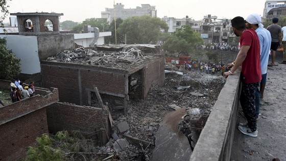 爆炸威力巨大，煙花廠建築幾乎全部被炸毀，附近200米左右的建築物玻璃也受波及被打碎。（圖源：AP）
