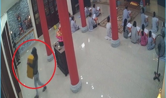 南壽寺監控器錄下竊賊公然走進正殿捧走功德箱的畫面。（圖源：視頻截圖）