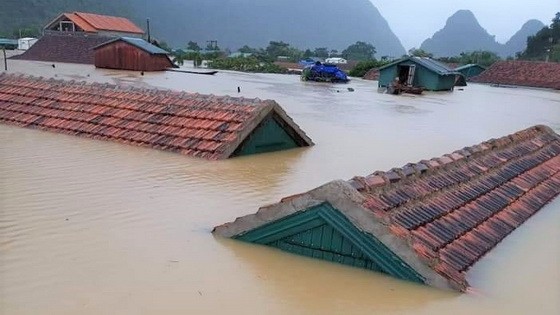 廣平省明化縣新化鄉的全部逾600家民戶被洪水淹沒。（圖源：CTV）