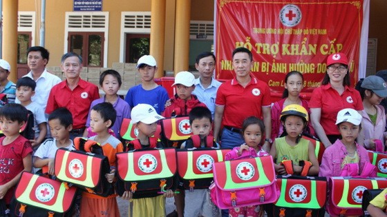 越南紅十字會賑濟廣治省災民。（圖源：莉娜）