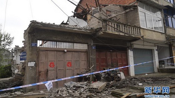 圖為在地震中受損垮塌的民房。（圖源：新華社）
