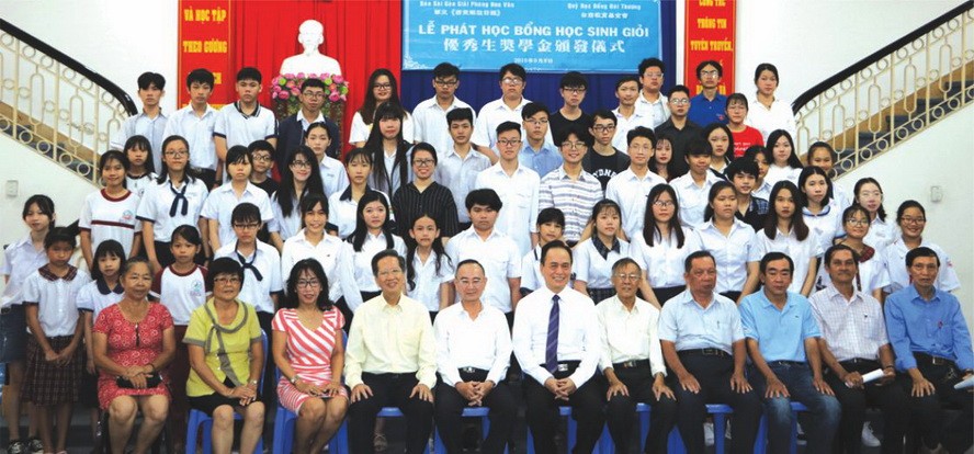 蘇建源董事長(右六)和范興主任(左五)以及各位老師 同獲獎學金的學生合照。