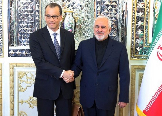 費魯塔（左）抵達德黑蘭與扎里夫（右）會面。（圖源：AP）