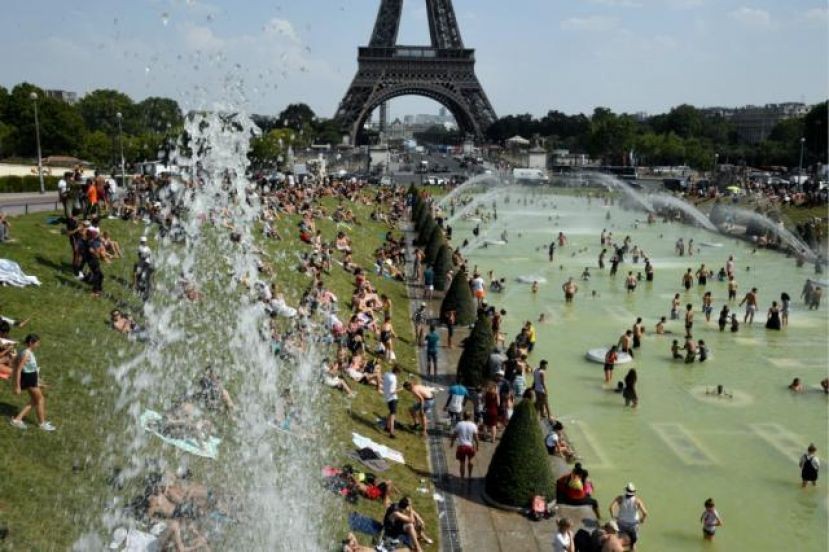  炎熱的氣候，使得許多巴黎市民湧到景點區戲水消暑。（圖源：互聯網）