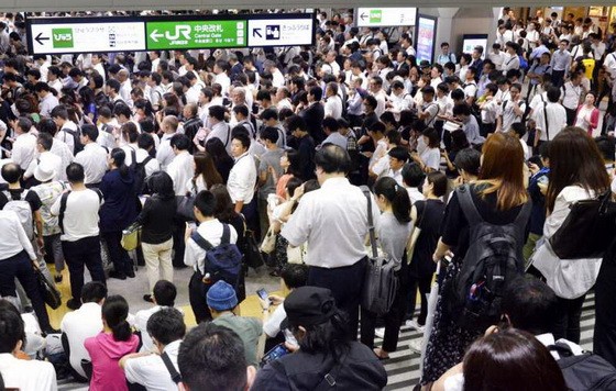 “法茜”颱風來襲，埼玉縣浦和市大批通勤民眾9日因為電車停駛，只能在閘門外等候。（圖源：AP）