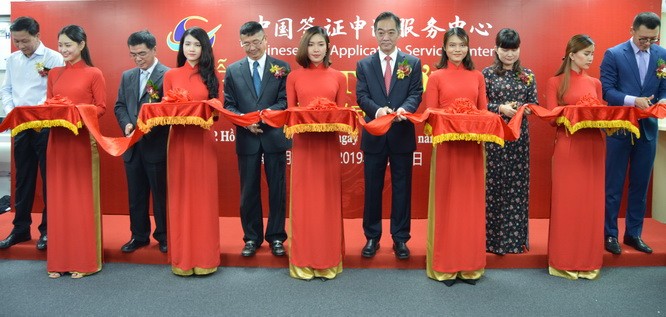 阮俊副廳長(左五)、吳駿總領事(右五)為簽證中心 開業剪綵。
