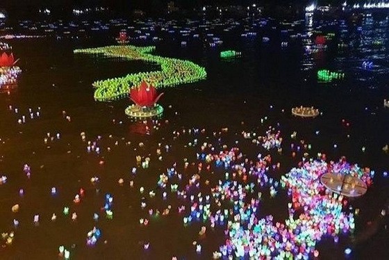 上月慶祝2019年吉婆盂蘭節花燈晚會典禮，3萬盞花燈投放到海防市蘭夏灣造成環境污染，引起社交網輿論熱議。（圖源：互聯網）