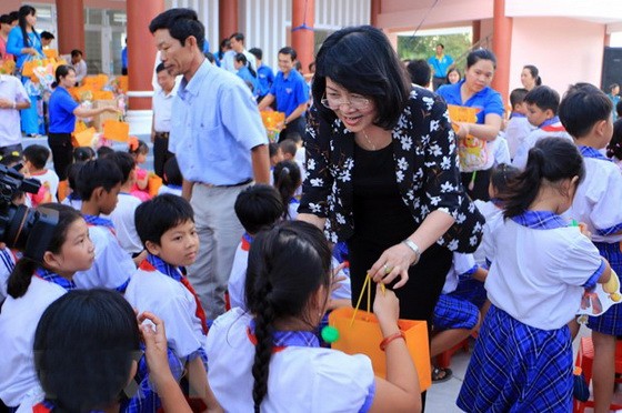 國家副主席鄧氏玉盛在主席府親切接見在學習和生活中刻苦向上的兒童團。（圖源：越通社）