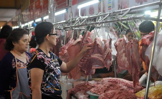 消費者在濱城市場購買豬肉。