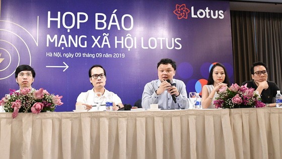 VCCorp股份公司總經理阮世新（中）在新聞發佈會上回答記者提問。