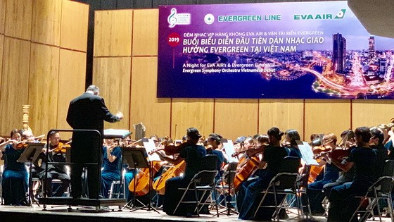 台灣長榮交響樂團在本市 的首晚演出。