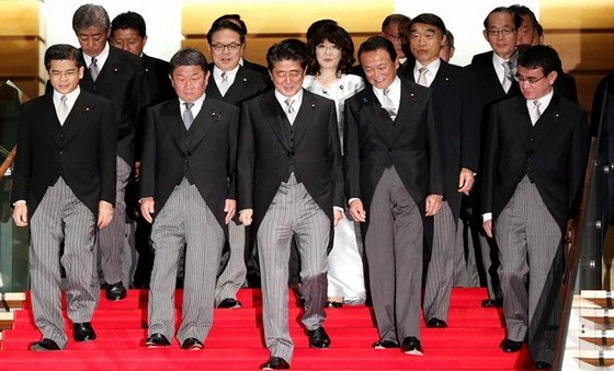 9月11日，在日本東京首相官邸，日本首相安倍晉三（前排中）率閣僚走下樓梯，準備合影。（圖源：新華社）