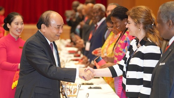 阮春福總理（前左）接見中東和非洲各國駐越大使。（圖源：Chinhphu.vn）