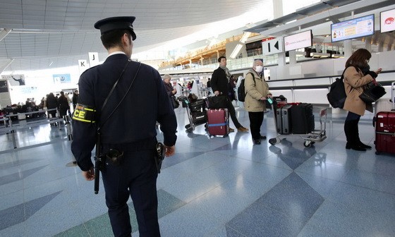 一名日本東京都警視廳反恐小組的警察在羽田機場國際到達航站樓內執勤。（圖源：AP）