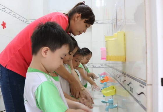 老師教導學生如何正確洗手。（圖源：互聯網）