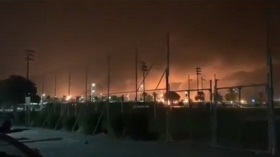 沙特兩處石油設施受無人機攻擊，其中遇襲設施是全球最大煉油廠，火勢已受控。（圖源：互聯網）